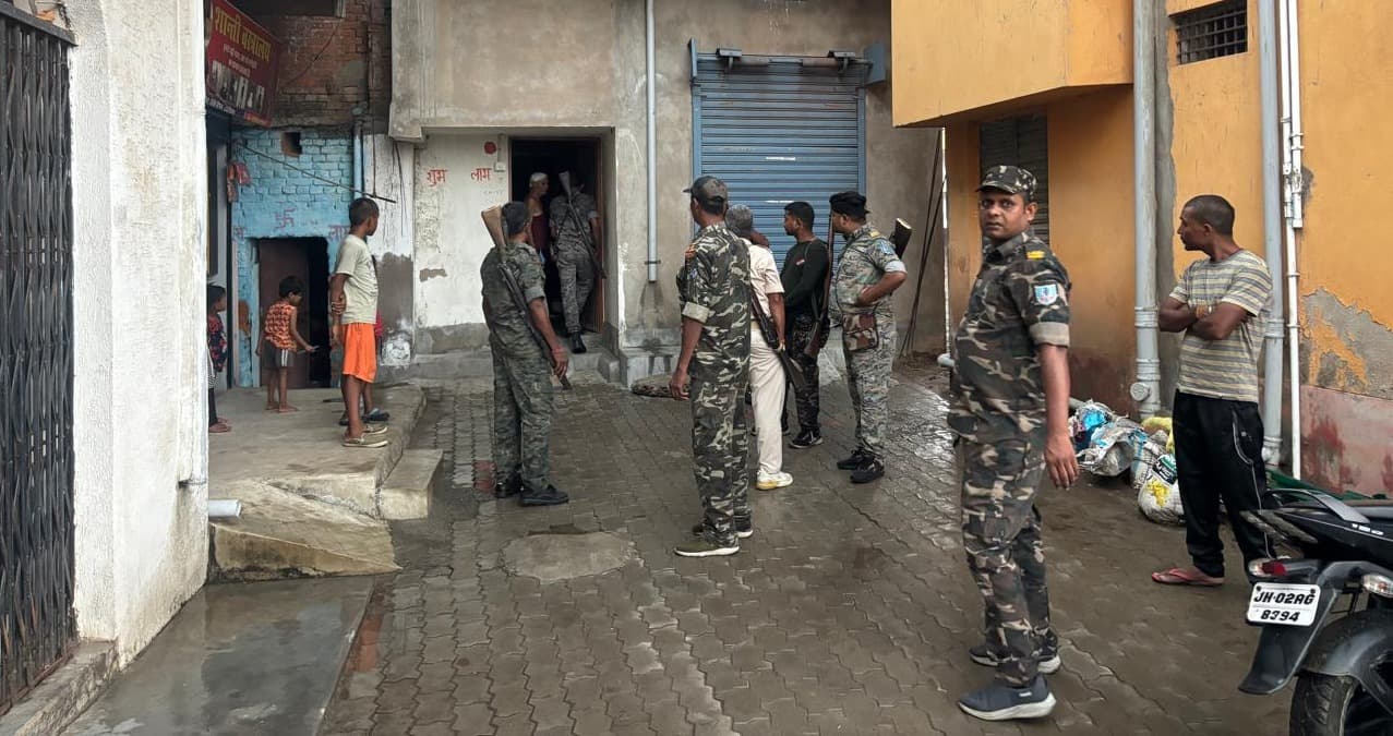 हजारीबाग में अवैध शराब के खिलाफ बड़ी कार्रवाई, 700 किलो जावा महुआ नष्ट, 300 लीटर शराब जब्त