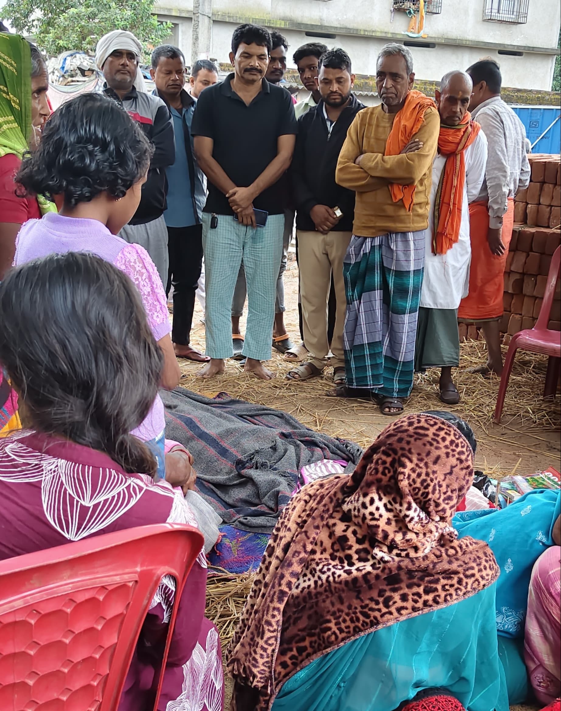 सड़क हादसे में इकलौते बेटे की मौत से बेसहारा हुआ परिवार, मुआवजे की मांग पर प्रदर्शन