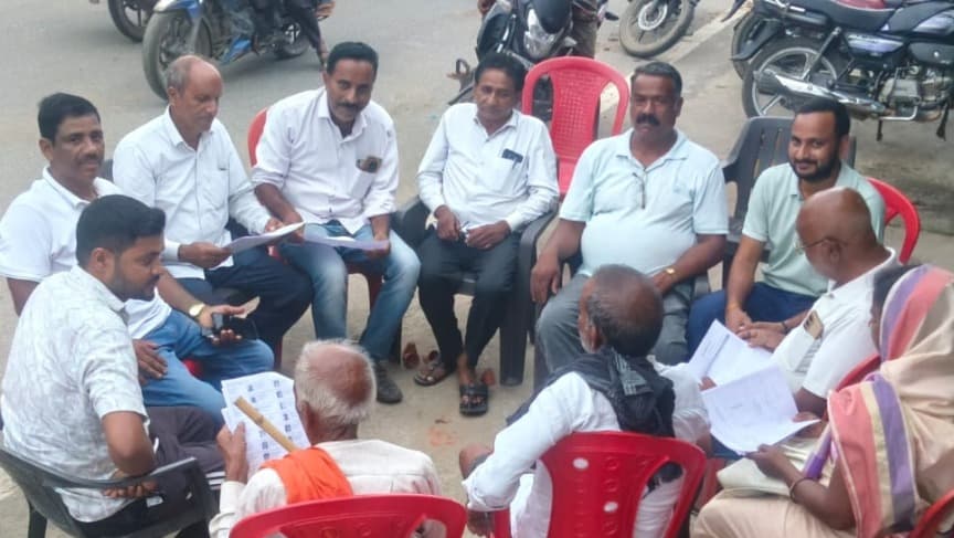 विजैया पंचायत में मुखिया संघ के अध्यक्ष विजय यादव के नेतृत्व में BLA-2 को वोटर लिस्ट का वितरण  