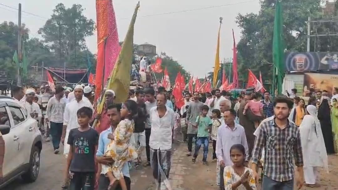 मोहर्रम की सतमी पर गूंजे ढोल-नगाड़े: कुमारधुबी में निकला भव्य जुलूस, खिलाड़ियों के करतबों ने मोहा मन