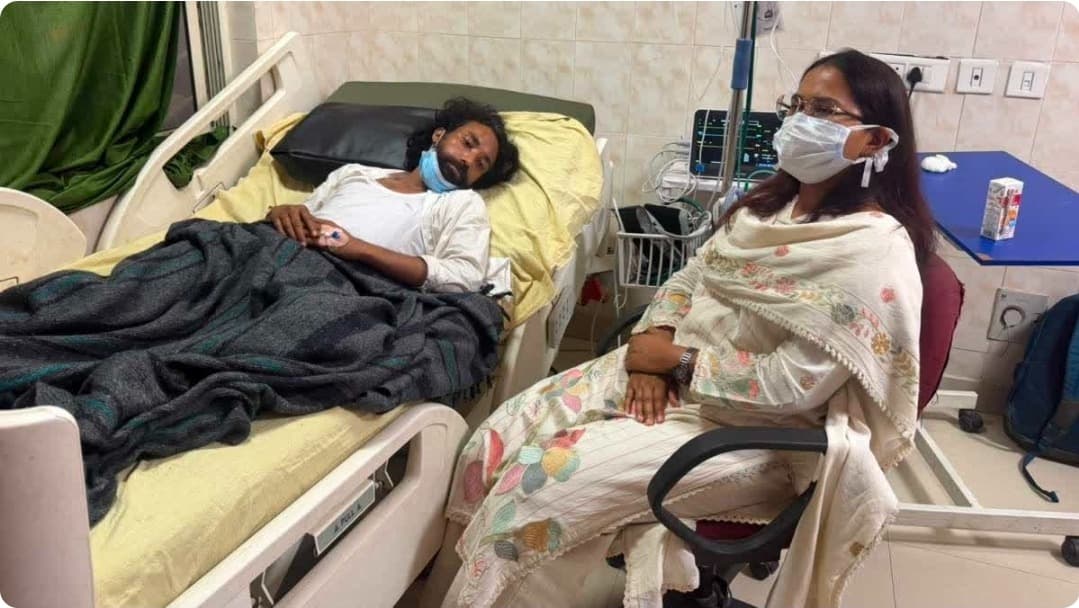 कृषि मंत्री शिल्पी नेहा तिर्की ने सदर अस्पताल में अनशनकारी छात्रों से की मुलाकात, बोलीं- संवाद से निकलेगा समाधान