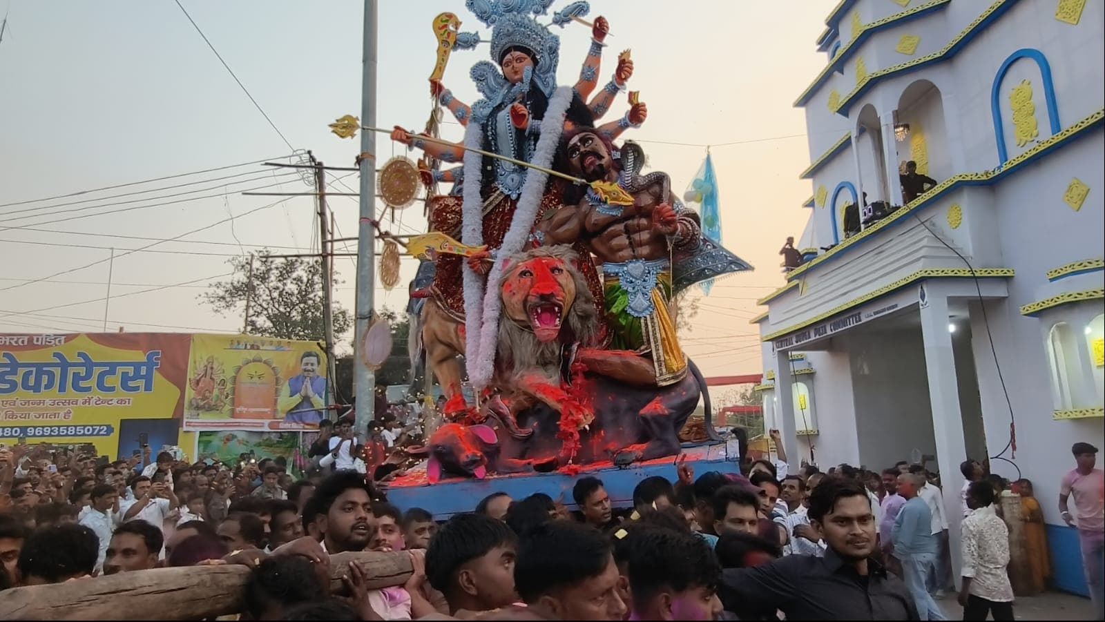 ढोल-नगाड़ों और आतिशबाजी के बीच मां दुर्गा को दी गई विदाई, तीनों स्थानों पर मेला संपन्न