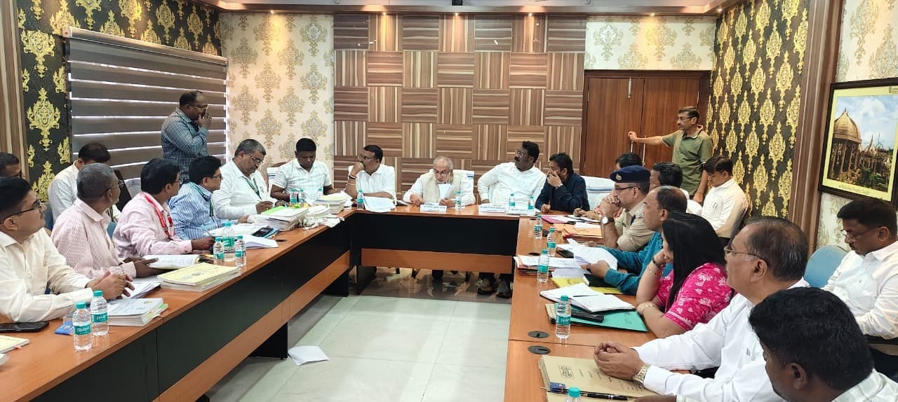गिरिडीह पहुंचे लोक लेखा समिति के सदस्य, अधिकारियों के साथ की बैठक