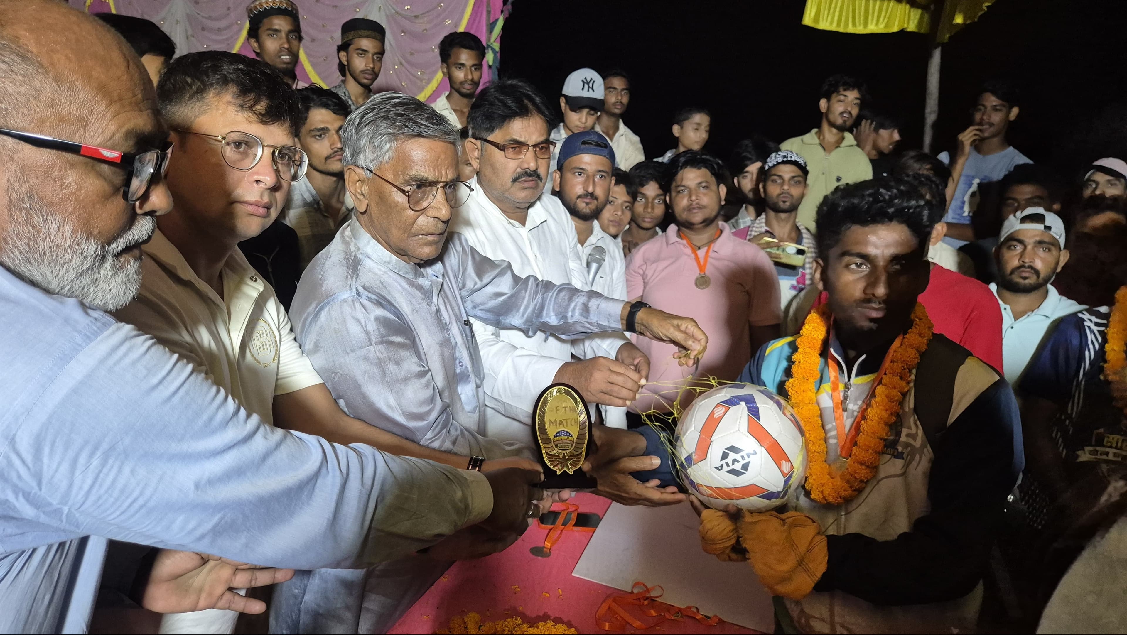 फुटबॉल के मैदान में दिखा युवाओं का दम, केवला ने जीता चैंपियन लीग का खिताब