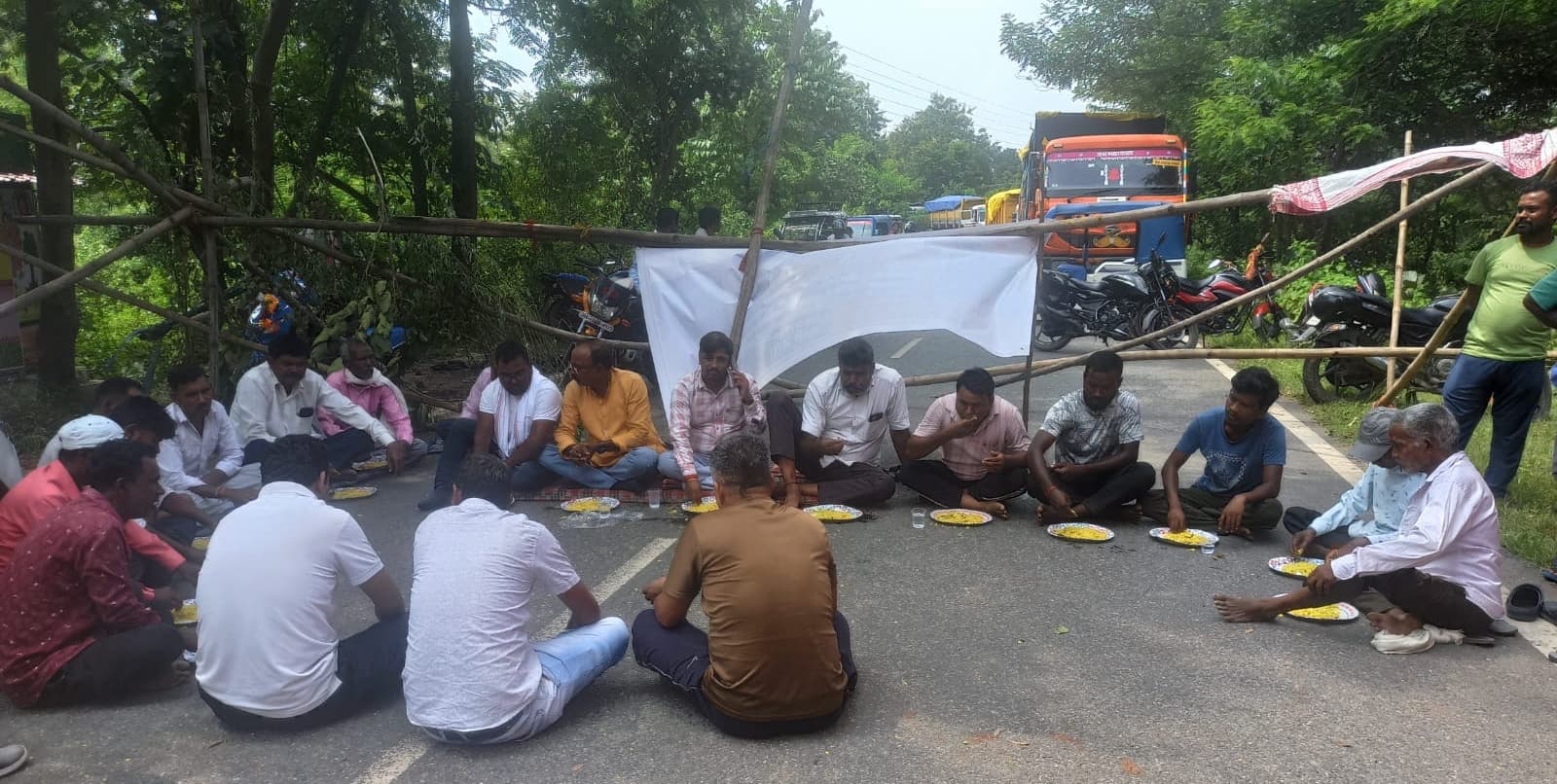 जर्जर सड़कों के खिलाफ ग्रामीणों का फूटा आक्रोश,अरगड्डा चपरी मोड़ पर बारह घंटे से चक्का जाम