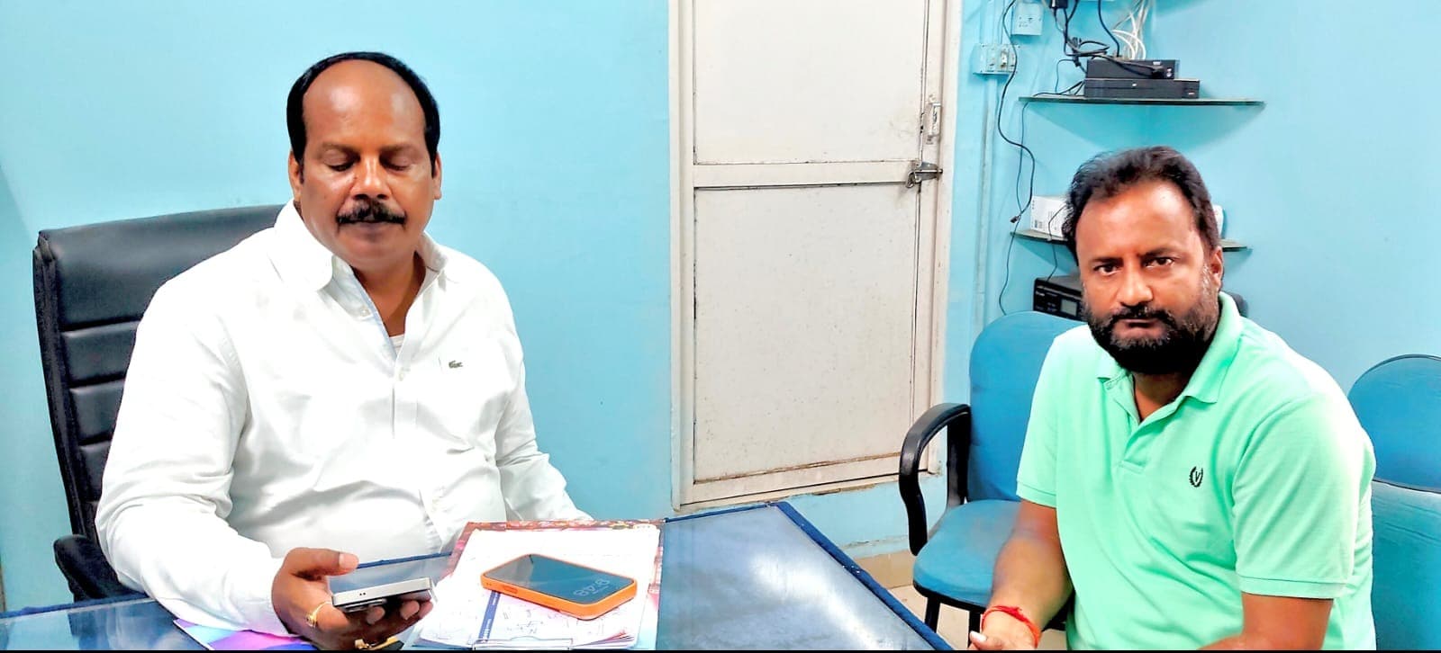 हजारीबाग की जर्जर सड़कों को लेकर विधायक से मिले अनुपम सिन्हा, जल्द मरम
