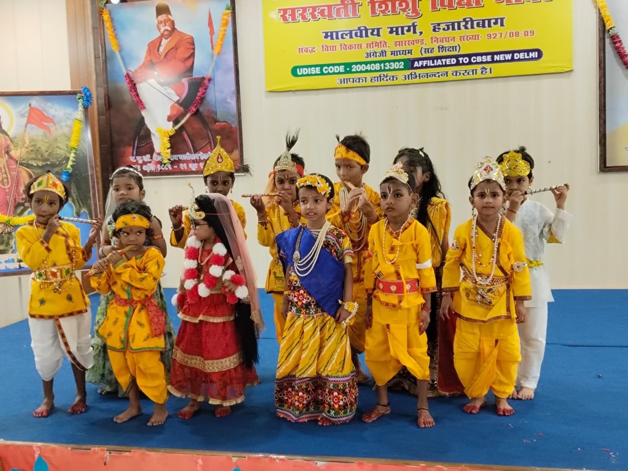 नन्हे-मुन्ने कृष्ण-राधा के रूप में सजे बच्चों ने मोहा मन
