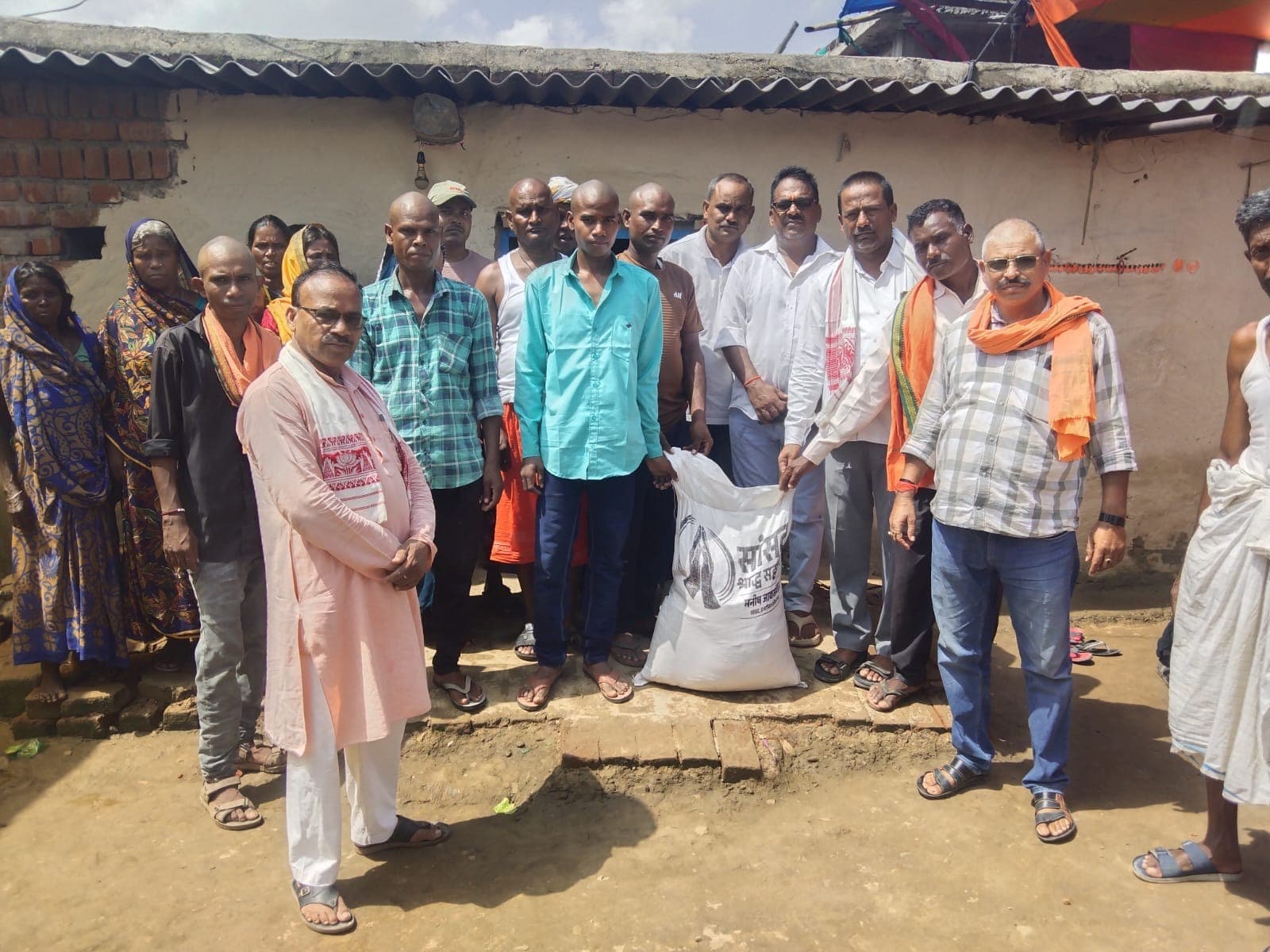 सांसद मनीष जायसवाल ने शोक संतप्त परिवार को उपलब्ध कराई श्राद्ध सहयोग सामग्री