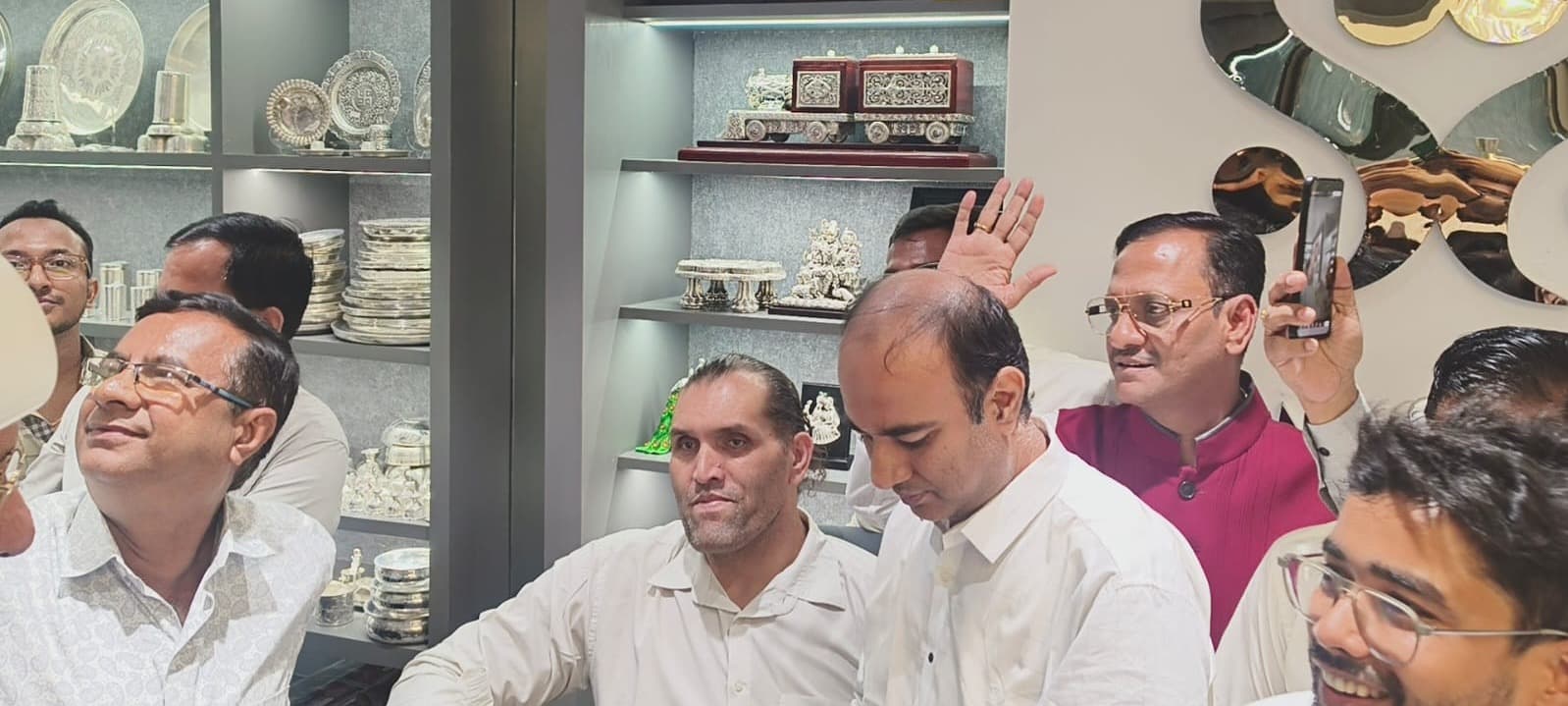 द ग्रेट खली के आगमन से हजारीबाग में छाया उत्साह, श्याम सुंदर चांदीवाला के एक्सक्लूसिव सिल्वर शोरूम का भव्य उद्घाटन