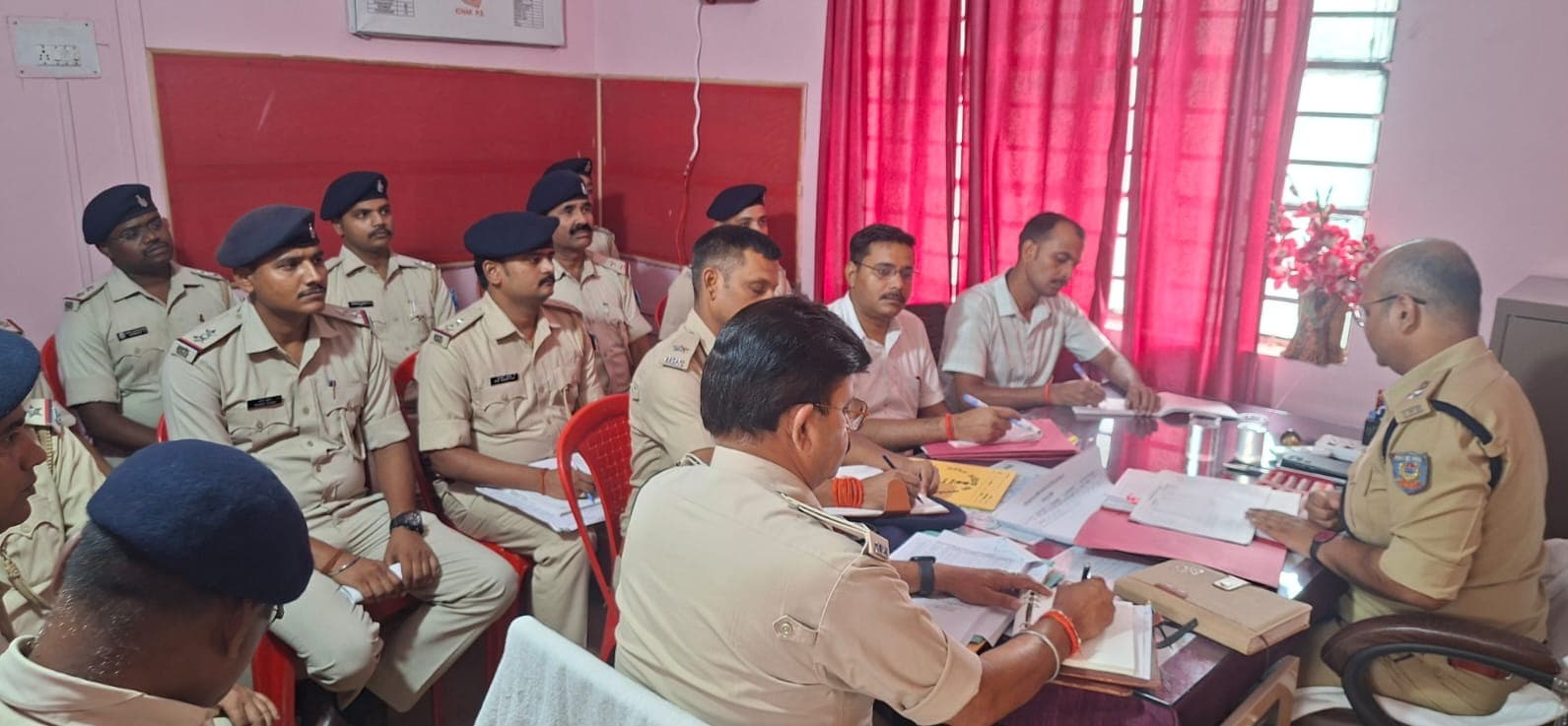 बरही थाना में लंबित मामलों के त्वरित निष्पादन को लेकर एसपी ने की समीक्षा बैठक, विशेष अभियान चलाने का निर्देश