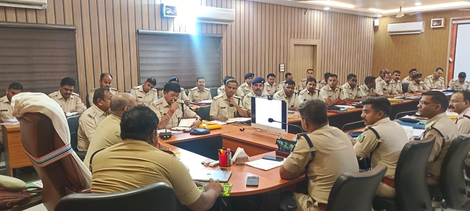 हजारीबाग में अपराध नियंत्रण पर एसपी सख्त, लंबित मामलों के त्वरित निष्पादन और अवैध कारोबार पर विशेष अभियान के निर्देश