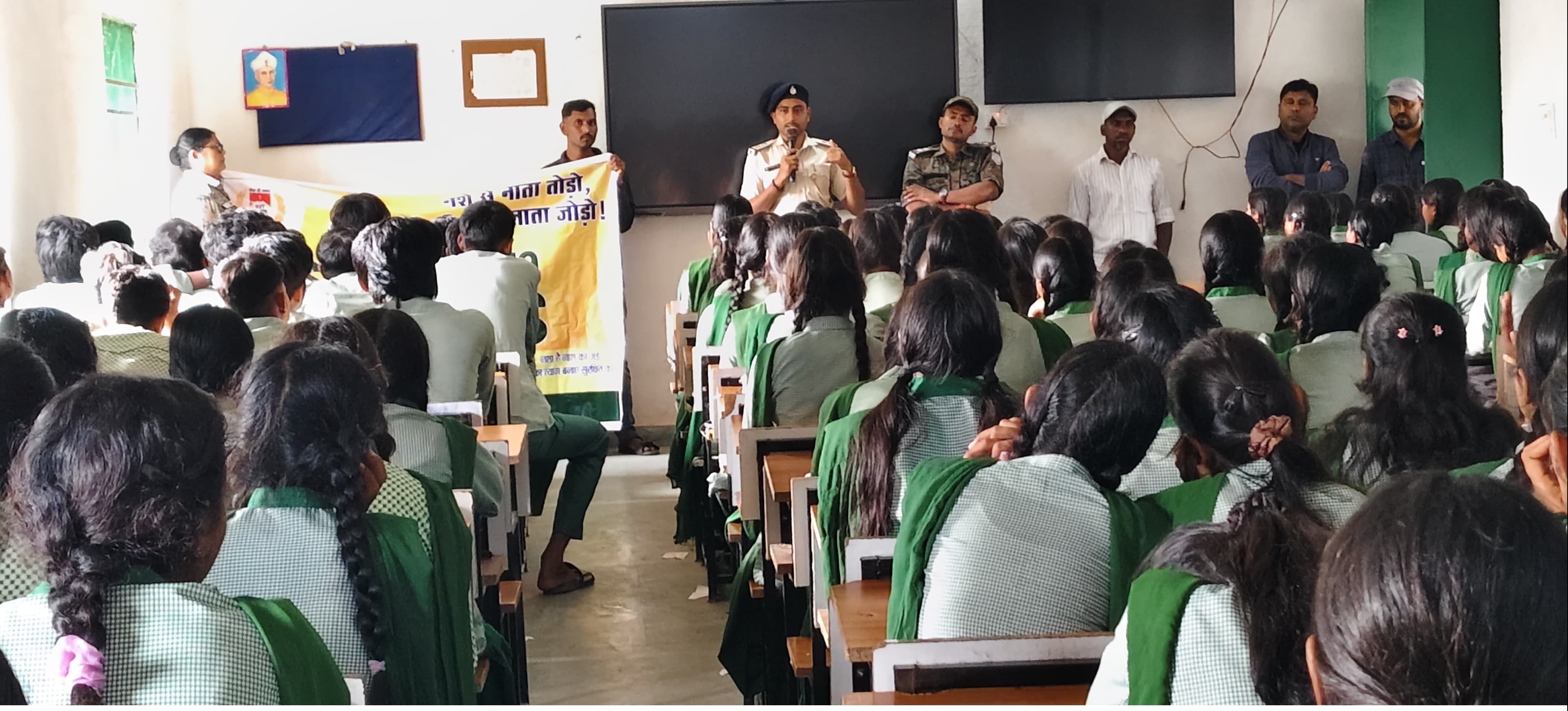 विष्णुगढ़ पुलिस ने विद्यार्थियों को साइबर फ्रॉड और नशे के दुष्प्रभावों के प्रति किया जागरूक