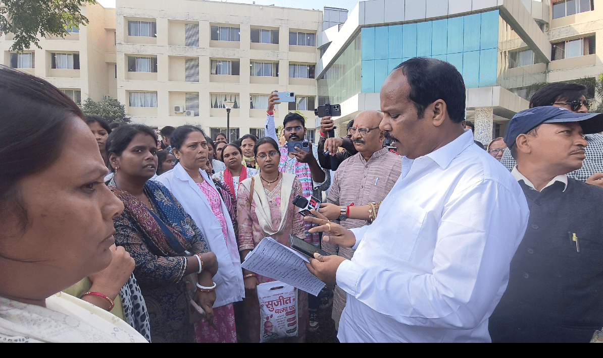 स्वास्थ्य कर्मियों के सामूहिक स्थानांतरण पर रोक की मांग, विधायक प्रदीप प्रसाद ने उपायुक्त से की मुलाकात