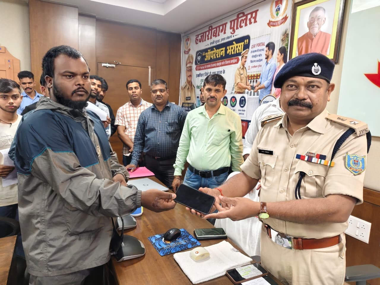 Hazaribagh Police ने बरामद किए 39 गुम मोबाइल, CEIR से मालिकों को लौटाए