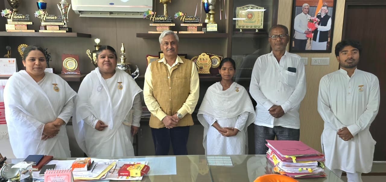 विभावि के कुलपति को ब्रह्माकुमारी बहनों ने बांधी राखी, पवित्रता और सद्भाव का दिया संदेश