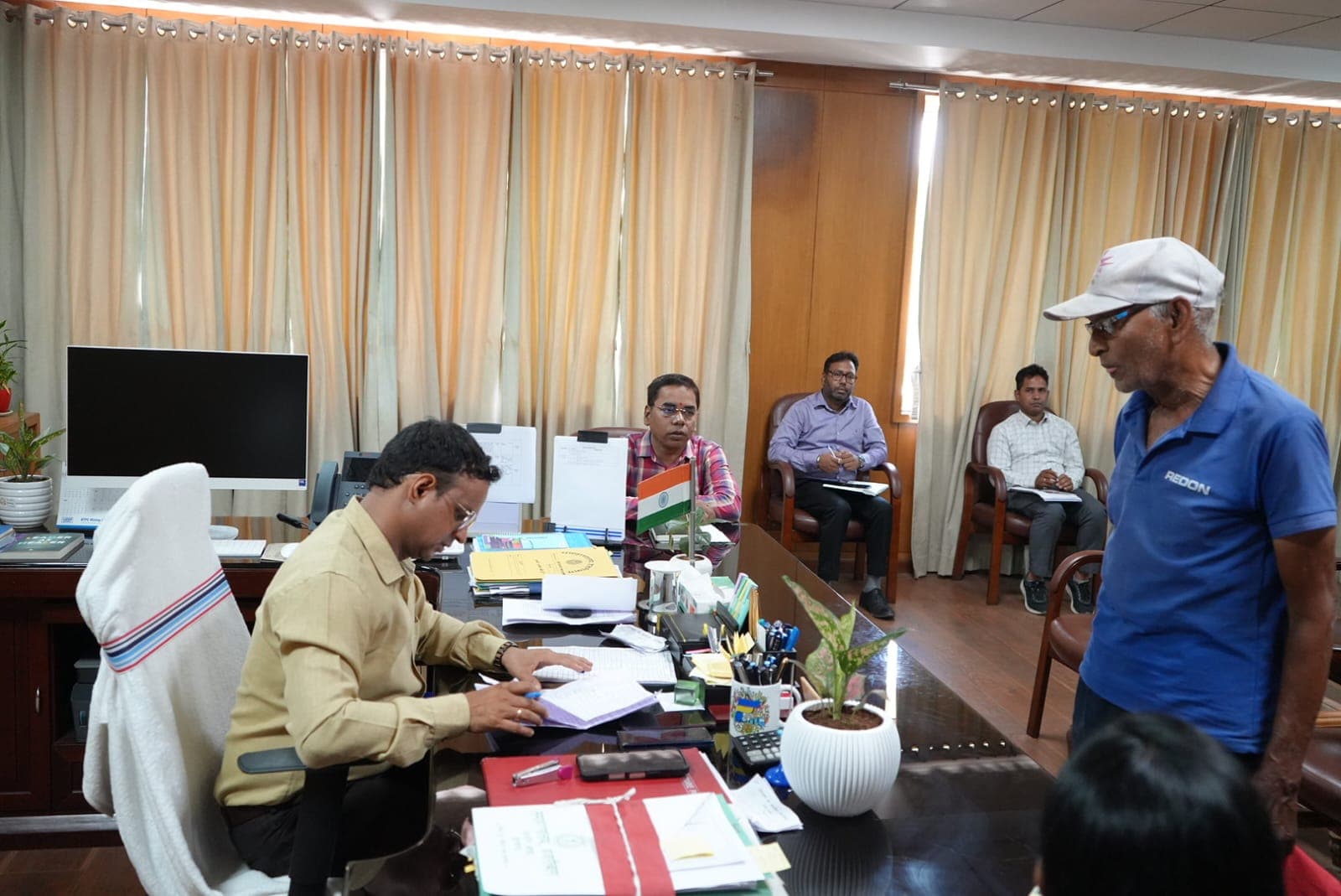 जनता दरबार में उपायुक्त ने सुनीं लोगों की समस्याएं, समाधान के दिए निर्देश