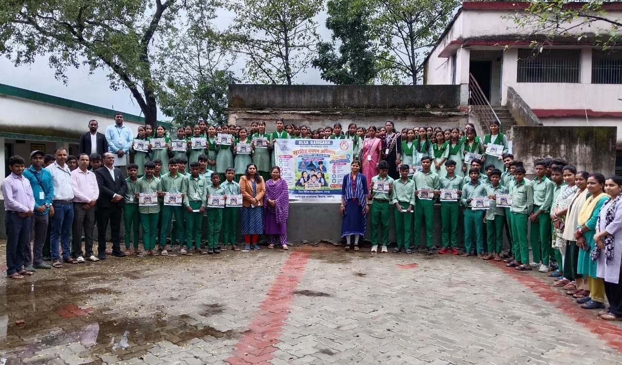 सुरक्षित बचपन अभियान' के चौथे दिन चितरपुर प्रखंड के विभिन्न विद्यालयों में चला जागरूकता कार्यक्रम 