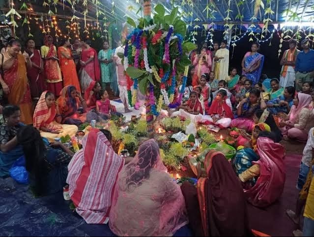 प्रकृति पर्व करम की धूम, पूजा-अर्चना में लीन रहीं महिलाएं