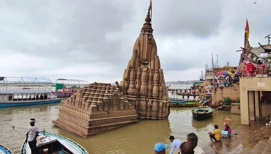 काशी में तेजी से बढ़ रही गंगा, घाटों की सीढ़ियां डूबीं, रत्नेश्वर महादेव मंदिर भी जलमग्न