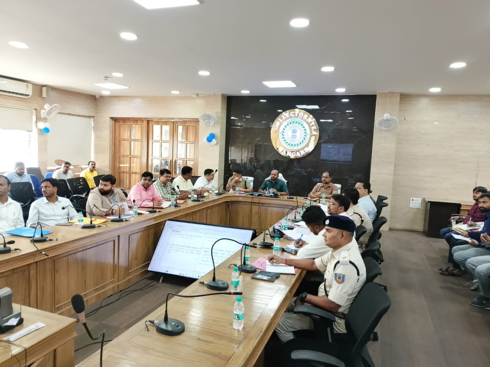 सड़क सुरक्षा को लेकर रामगढ़ प्रशासन सख्त, अवैध पार्किंग पर कार्रवाई