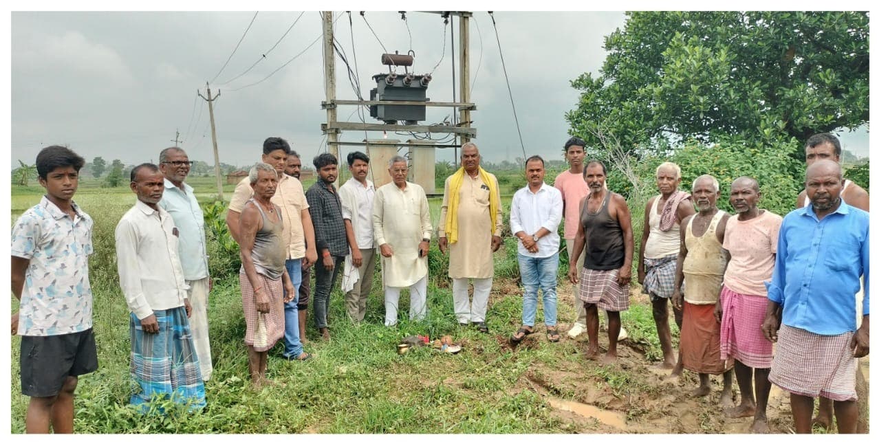 पूर्व विधायक उमाशंकर अकेला ने किया ट्रांसफार्मर का उद्घाटन 