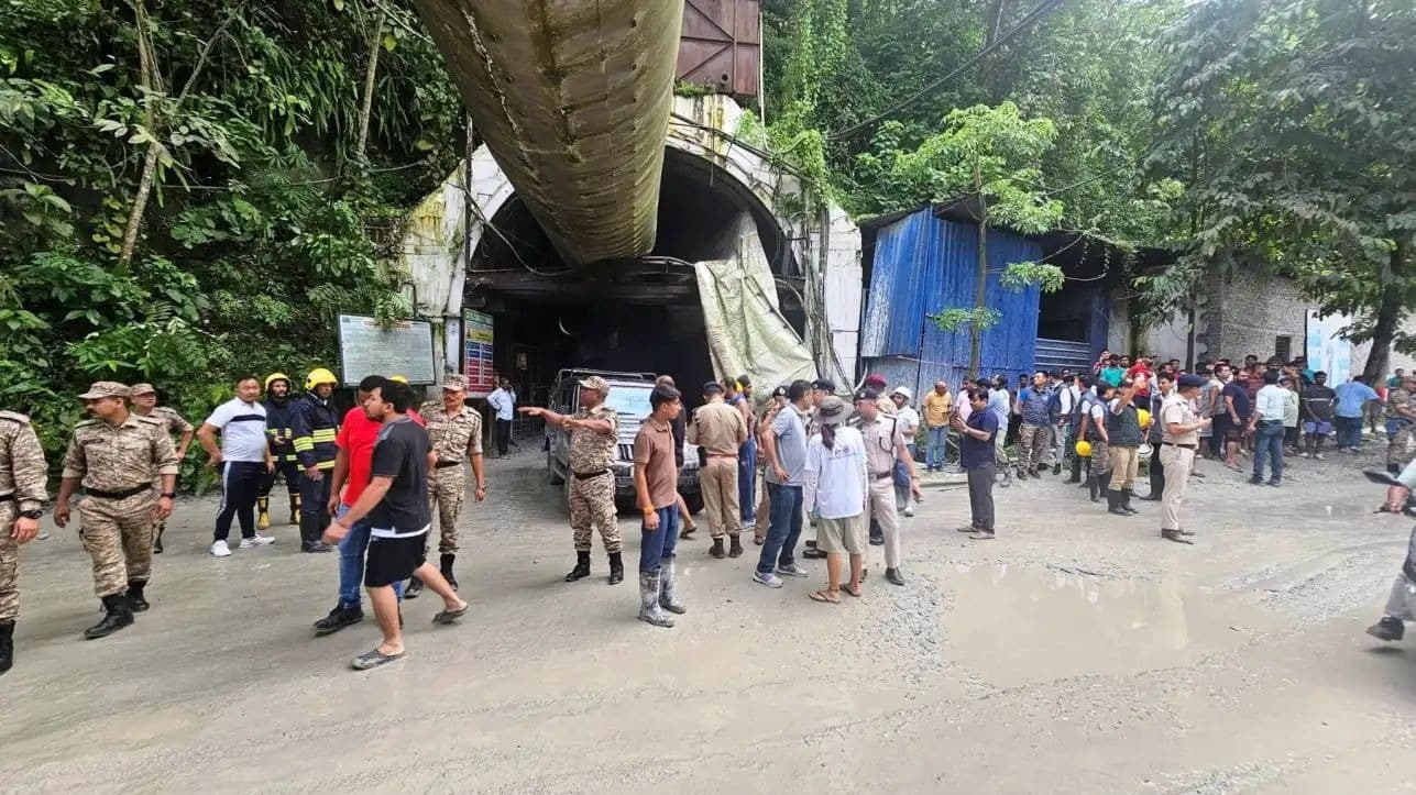 सुरंग में अचानक मलबा गिरने से मचा हड़कंप, NDRF-एसडीआरएफ समेत कई एजेंसियां बचाव अभियान में जुटीं