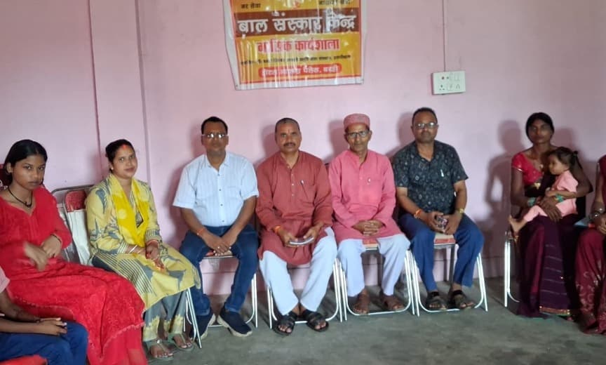 बाल संस्कार केंद्र की  कार्यशाला में पठन पाठन की समीक्षा 