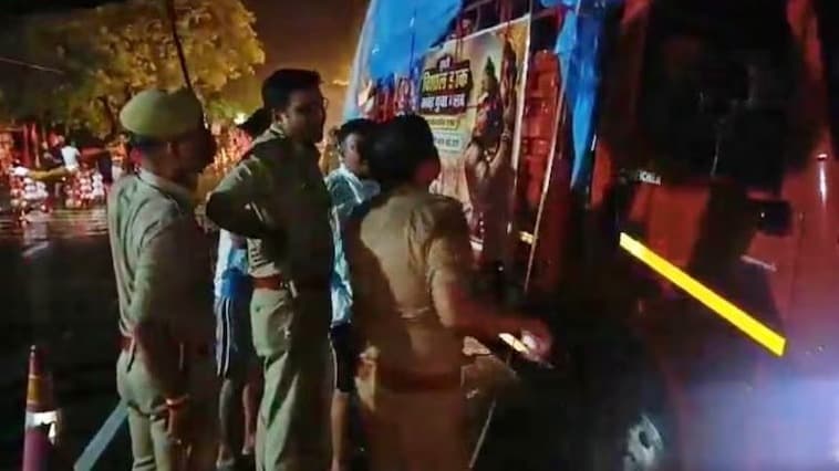 सहारनपुर में मेजरमेंट टेप  लेकर सड़कों पर उतरी पुलिस, बारिश के बीच नपे डीजे; 12 फीट से ऊंचे कांवड़ वाहनों पर रोक