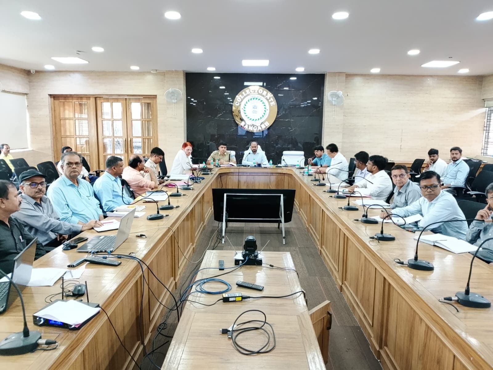 सड़क सुरक्षा को लेकर उपायुक्त ने की समीक्षा, अतिक्रमण हटाने का सख्त निर्देश