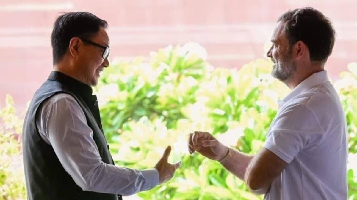 तेज बहती अरुणाचल की नदी में उतरे किरेन रिजिजू, राहुल गांधी पर कसा तंज- बोले, ‘मैं यहां का खिलाड़ी हूं’
