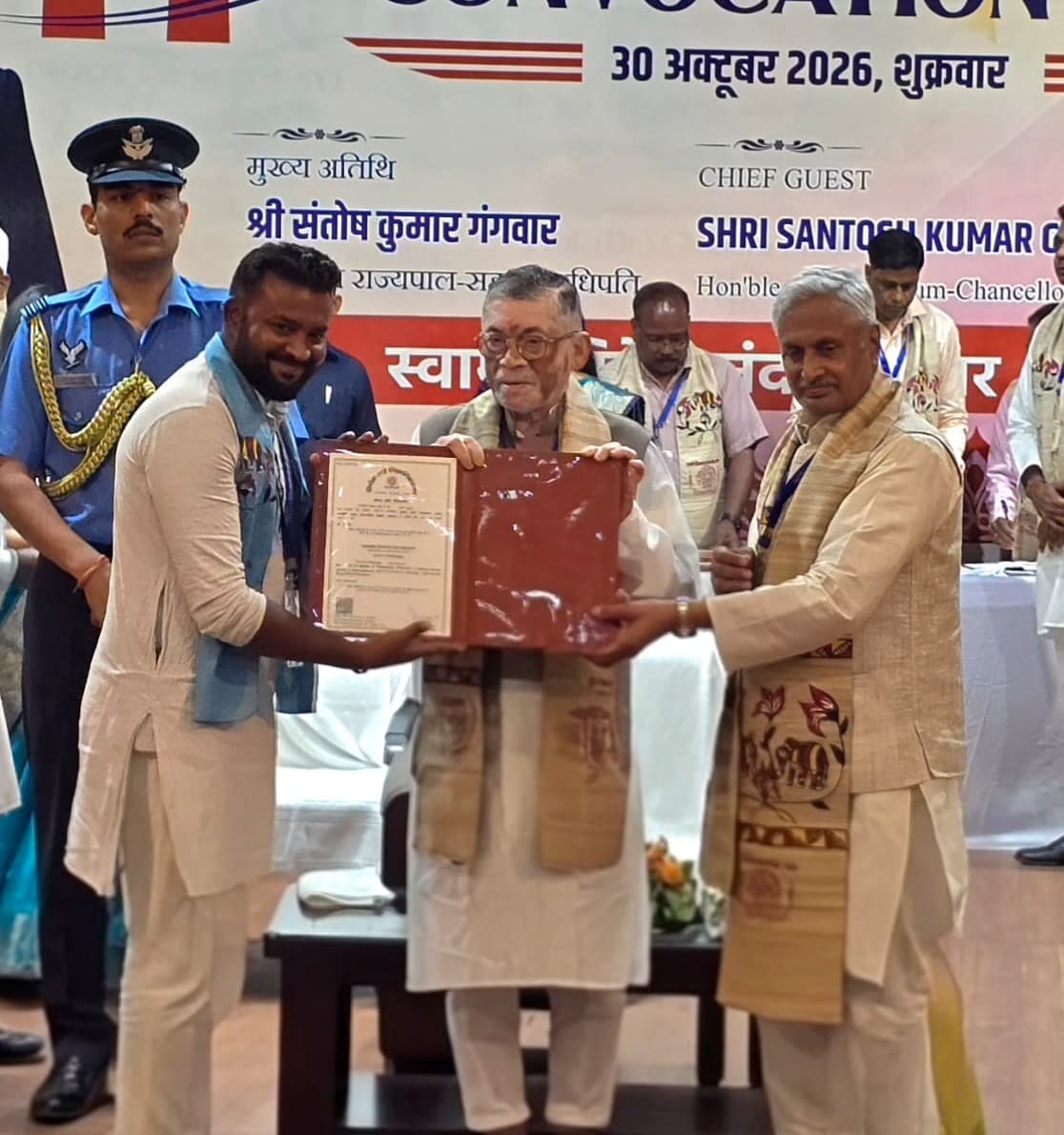 विभावि का 11वां दीक्षांत समारोह: शोध और नवाचार से स्थानीय जरूरतों के समाधान विकसित करें विश्वविद्यालय – राज्यपाल