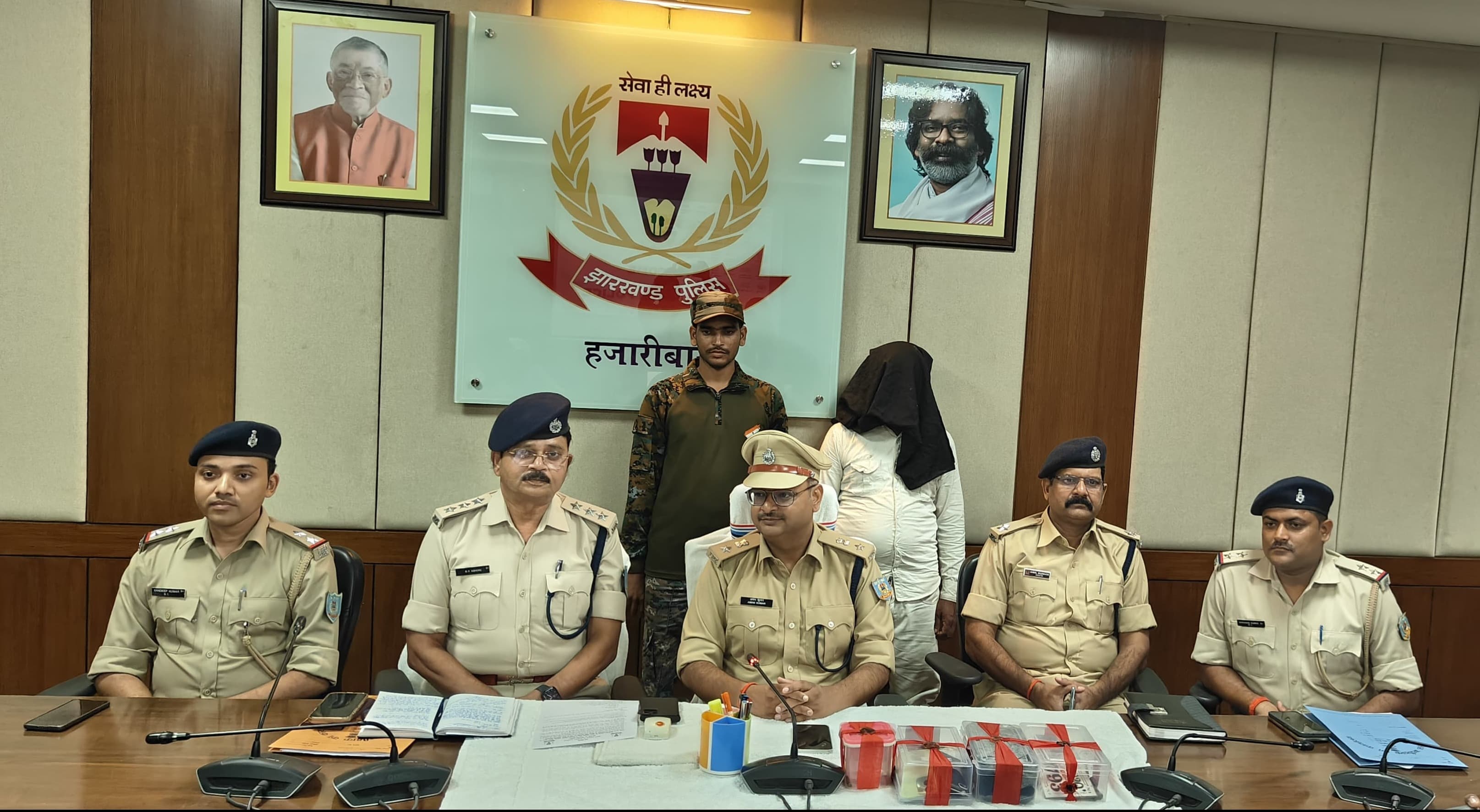 रिटायर्ड शिक्षक पर फायरिंग, 24 घंटे में आरोपी गिरफ्तार; पिस्टल और 8 का