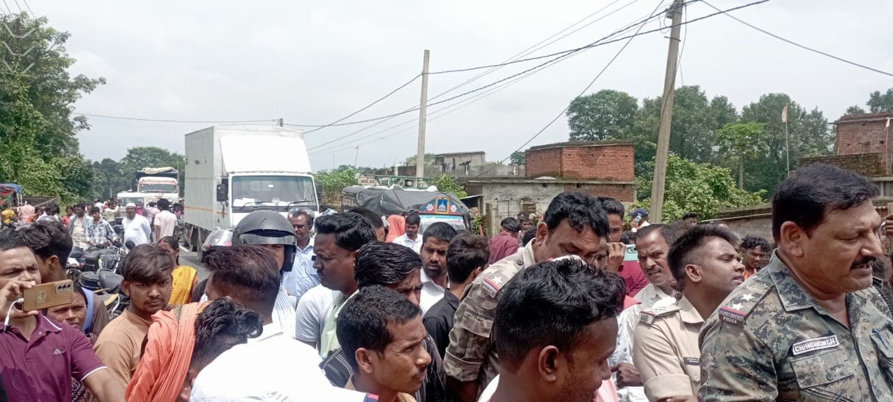हाइवा की चपेट में आने से महिला की मौत, हाथ धड़ से अलग; युवती गंभीर रूप से घायल