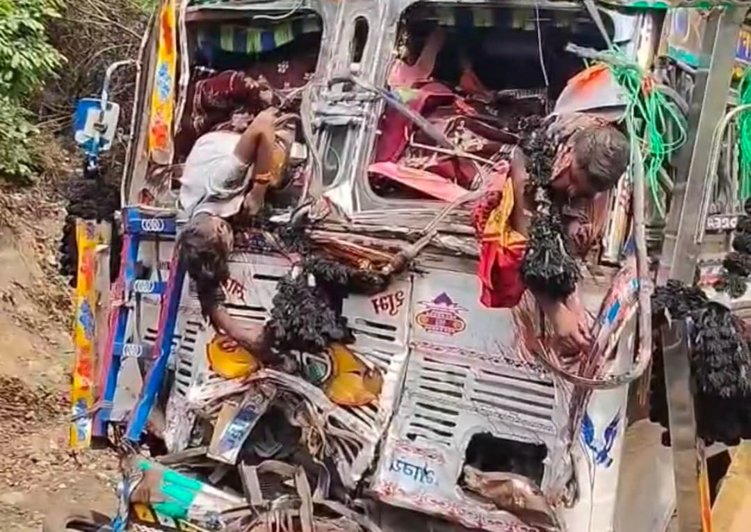 चतरा के संघरी घाटी में भीषण सड़क हादसा