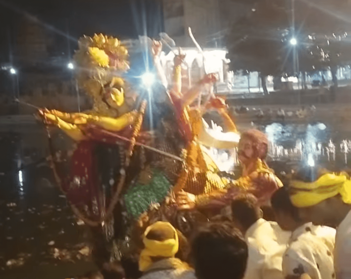 नम आंखों से भक्तों ने मां दुर्गा को दी विदाई !