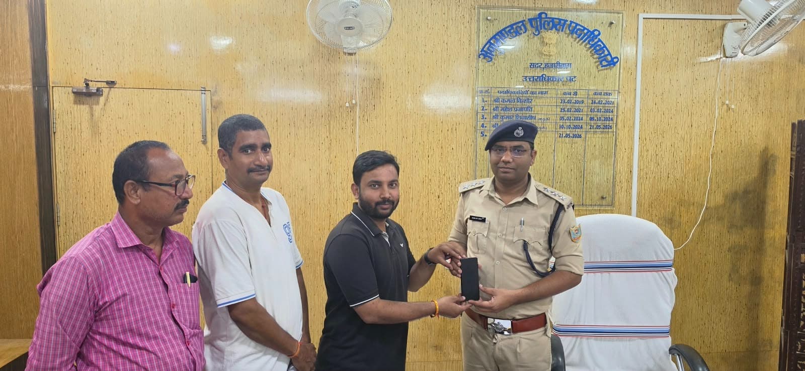 ऑपरेशन भरोसा के तहत हजारीबाग पुलिस ने 22 मोबाइल उनके वास्तविक धारकों को सौंपे