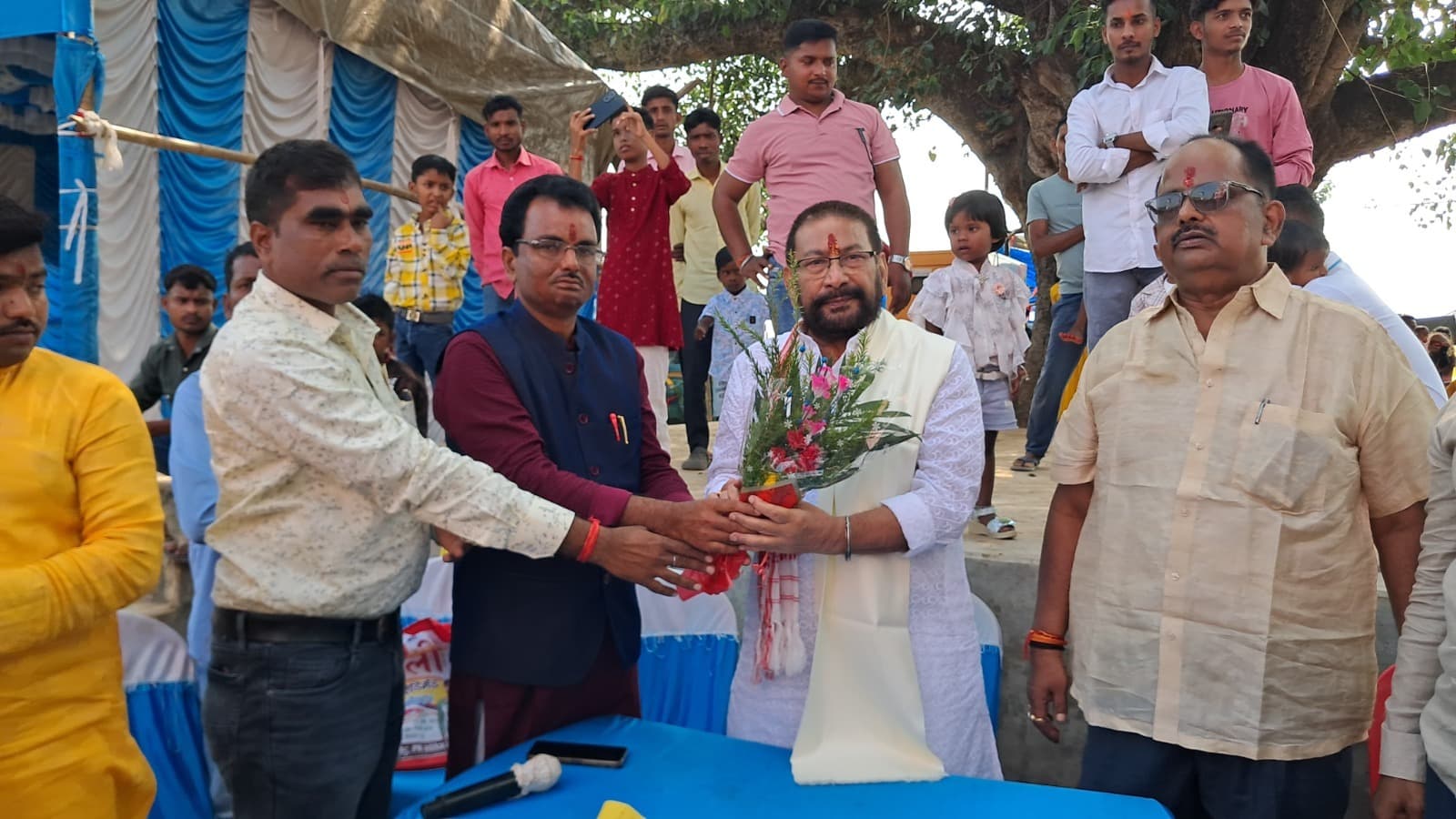 पूर्व विधायक निर्भय कुमार शाहाबादी ने विभिन्न दुर्गा पूजा पंडालों में माँ दुर्गा के दर्शन कर क्षेत्रवासियों की सुख-समृद्धि की कामना की