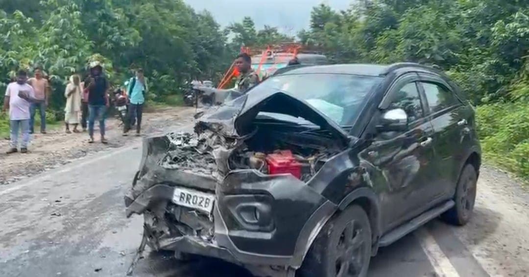 बस और कार की भीषण टक्कर में एक दर्जन घायल, तीन की हालत गंभीर घायल, एक रेफर