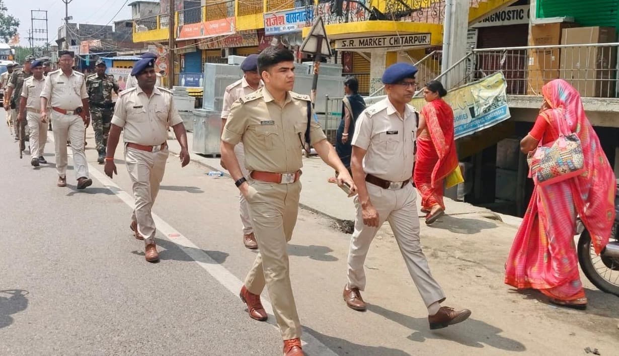 रामगढ़ में एसपी ने निकाली पैदल गश्ती, अपराध नियंत्रण और सुरक्षा व्यवस्था का लिया जायजा