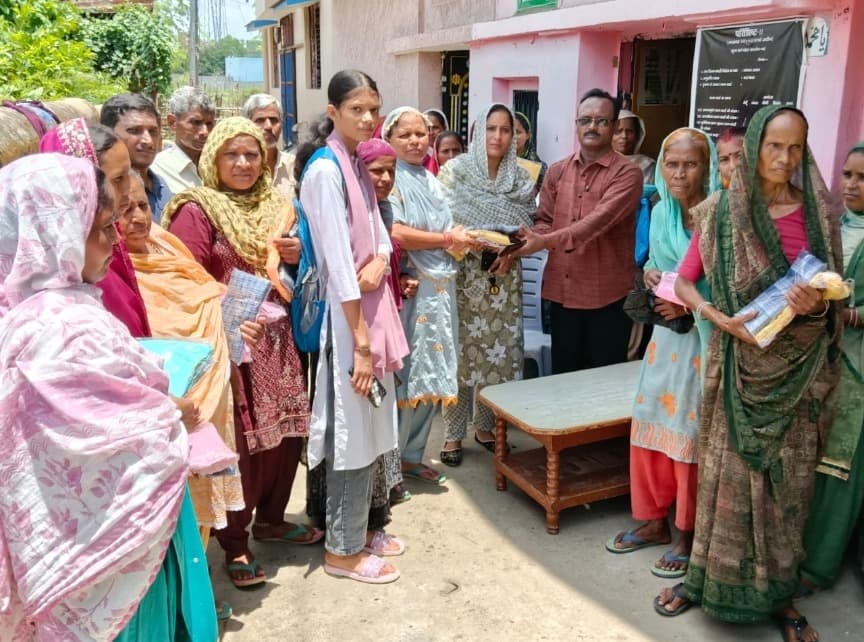कोनरा में पीडीएस डीलर शमशाद आलम के कार्डधारियों के बीच साड़ी, धोती, लुंगी का वितरण