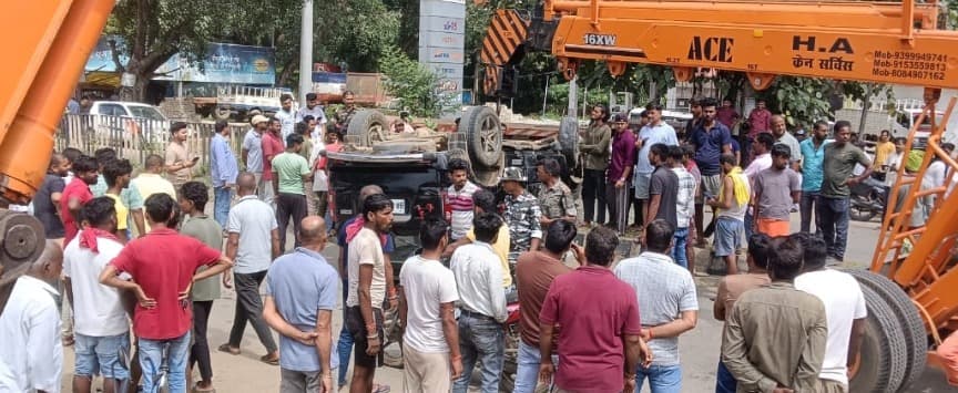 टायर फटने से अनियंत्रित हुई स्कॉर्पियो, डिवाइडर से टकराई, हादसे में बाल-बाल बचे सवार, बड़ा हादसा टला
