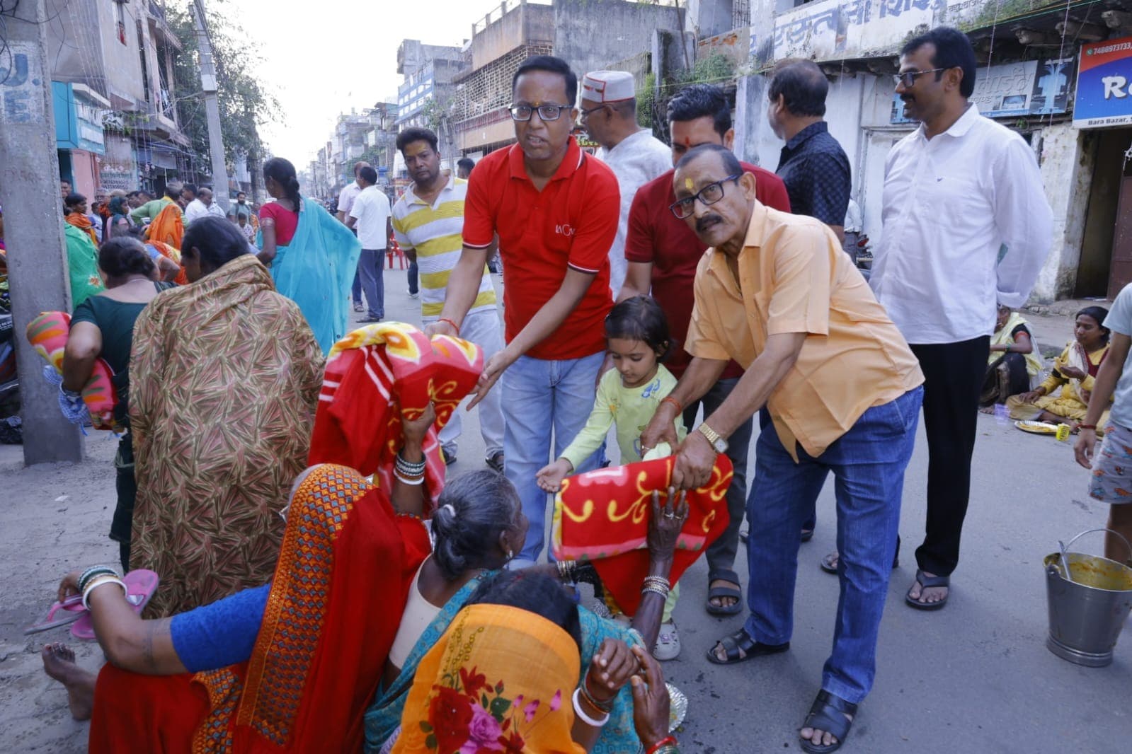 सेवा और समर्पण की मिसाल बनी बड़ा बाजार दुर्गा पूजा महासमिति की दरिद्र नारायण सेवा