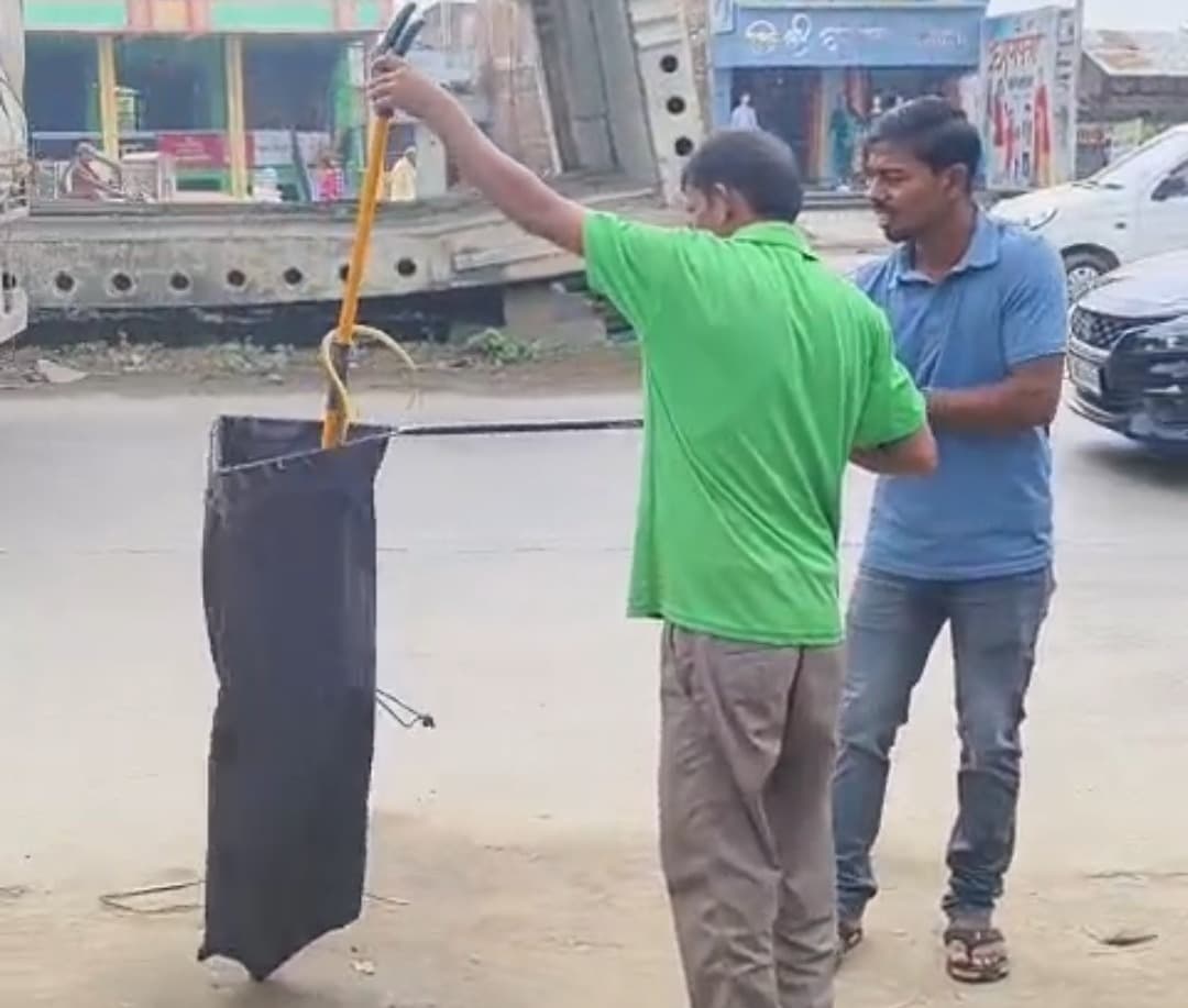 चौपारण में गेहुवन सांप का रोमांचक रेस्क्यू अभियान, वन विभाग की तत्परता से ग्रामीणों की राहत