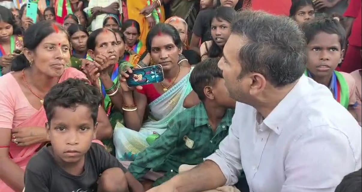 पीरटांड में सुदेश महतो की जन चौपाल, पेड़ के नीचे बैठकर सुनी ग्रामीणों की समस्याएं