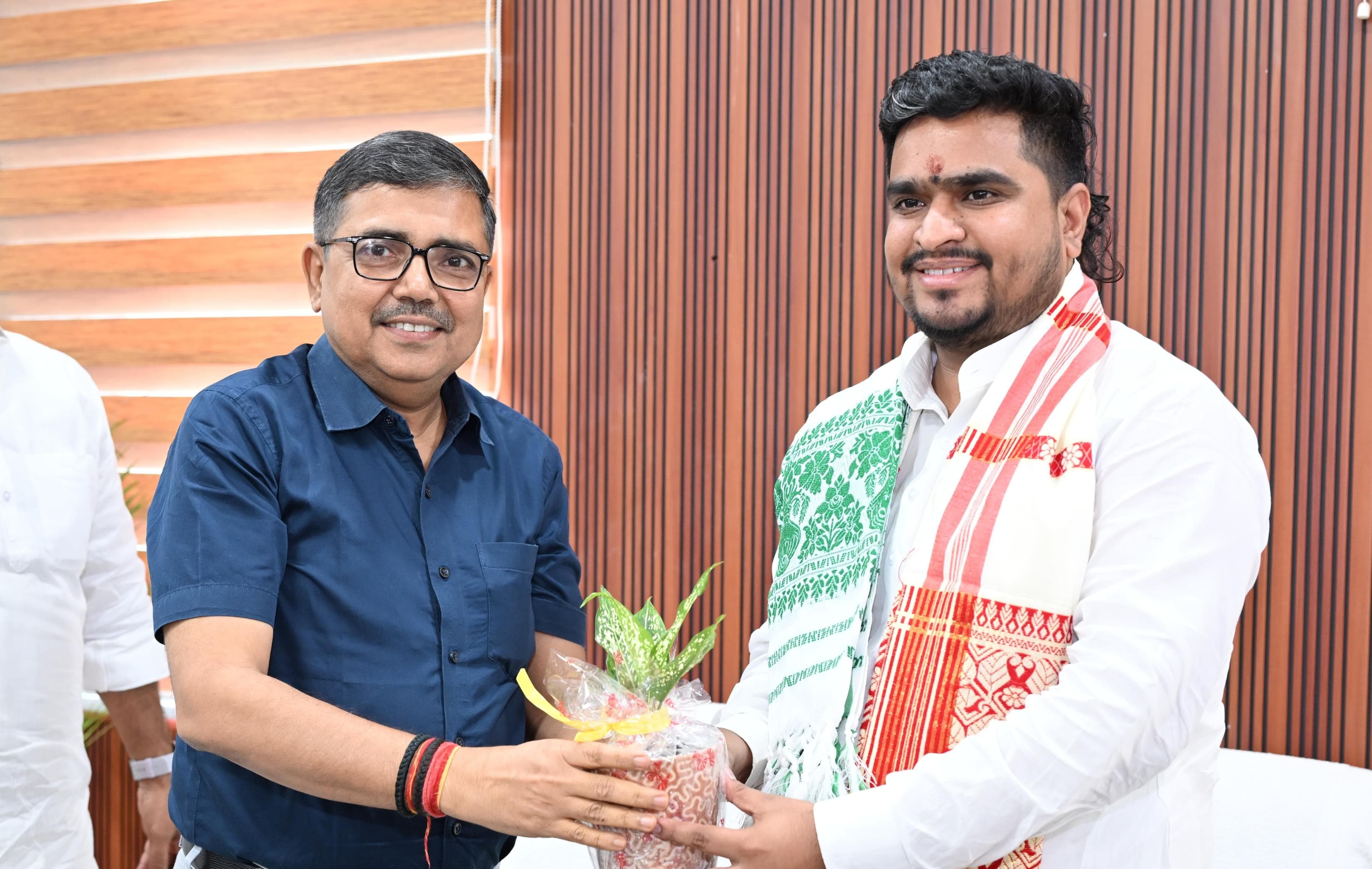 राज्य स्तरीय दिशा समिति के सदस्य देवेश तिवारी पहुंचे बोकारो, डीसी-डीडीसी ने किया स्वागत