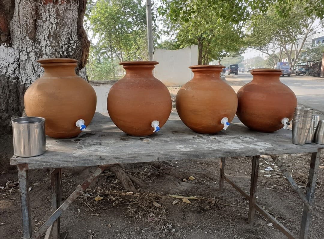 चिलचिलाती गर्मी में प्यासे राहगीर, चौपारण में नहीं दिख रही प्याऊ व्यवस्था