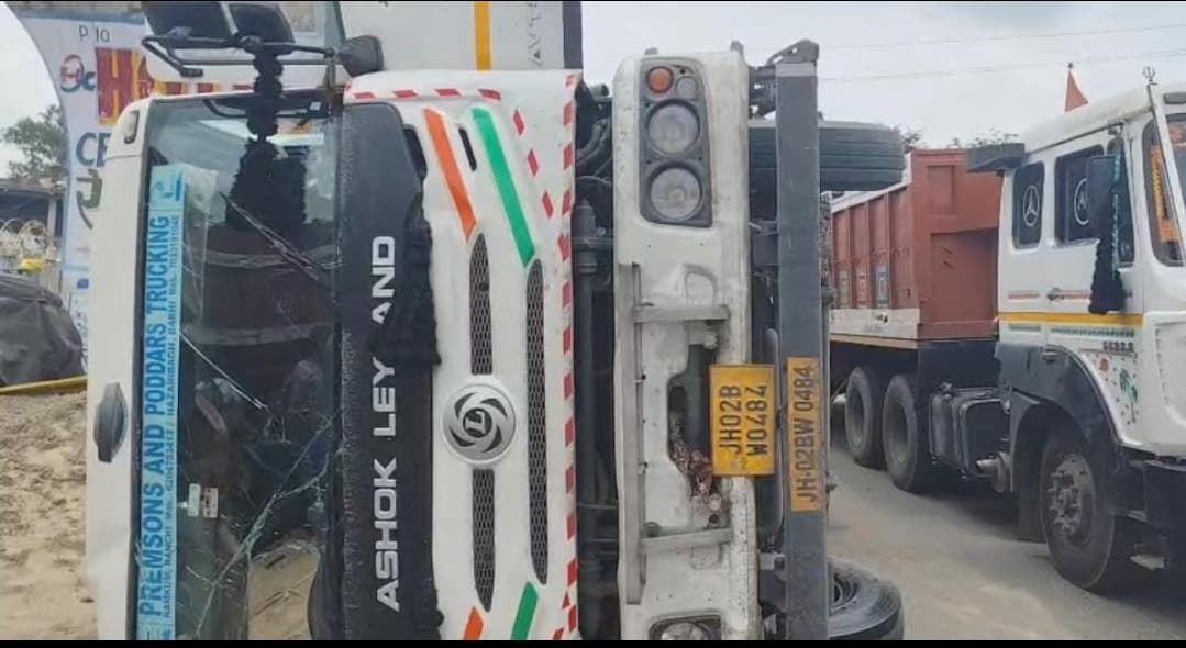 सड़क पर ट्रेलर पलटने से मची अफरातफरी