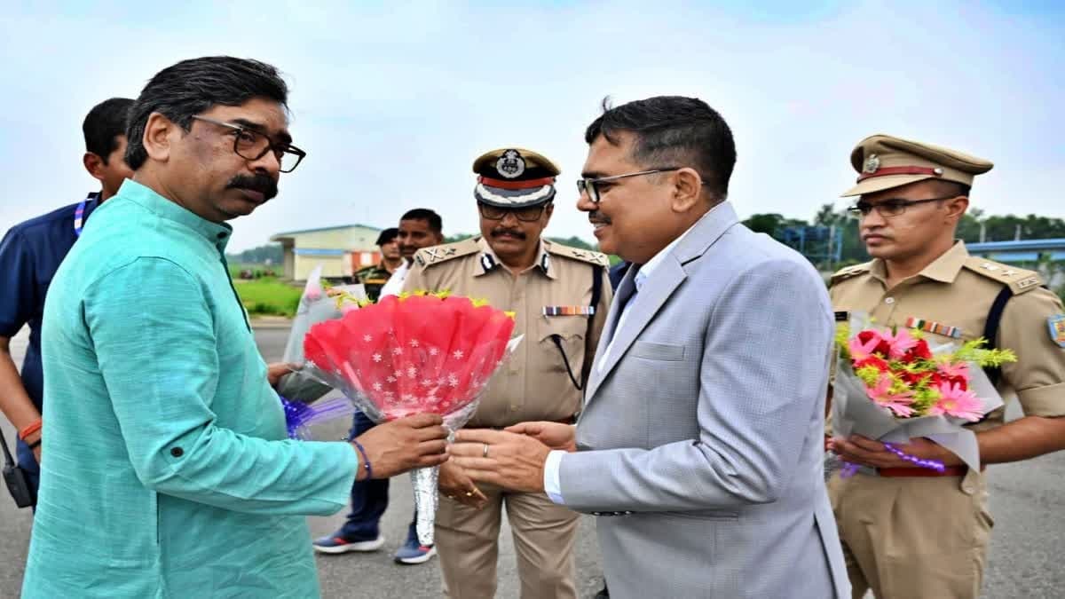 दांतों के इलाज के लिए परिवार संग बोकारो पहुंचे CM हेमंत सोरेन
