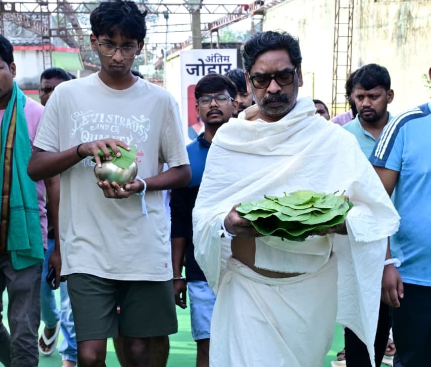 हेमंत सोरेन ने माता की स्मृति में निभाई पारंपरिक रस्म