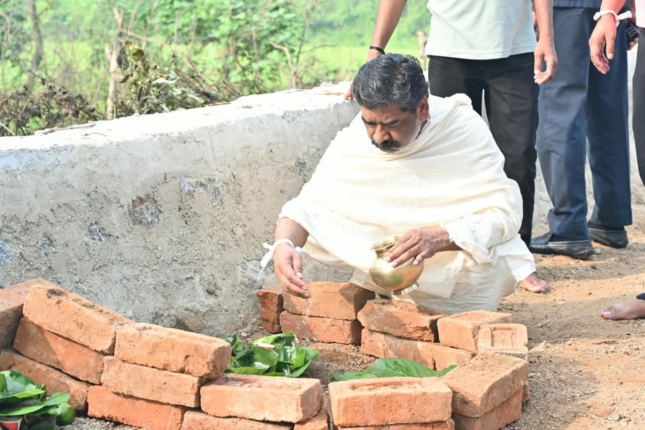 नेमरा में मुख्यमंत्री हेमंत सोरेन ने मां के श्राद्धकर्म की निभाईं पारंपरिक रस्में